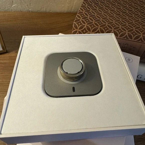 OURA RING GEN 4 GOLD SIZE 8
Oura - Picture 4 of 7